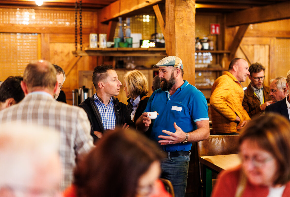 Twee mensen in gesprek tijdens een bijeenkomst