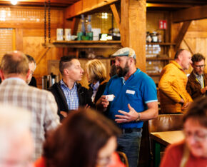 Twee mensen in gesprek tijdens een bijeenkomst