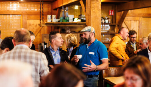 Twee mensen in gesprek tijdens een bijeenkomst