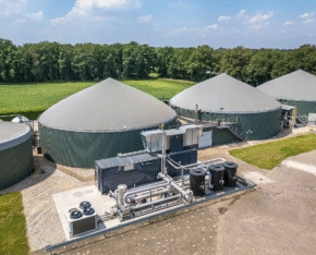 Installatie met grote ronde opslagtanks.
