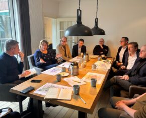 Foto van gesprek aan tafel