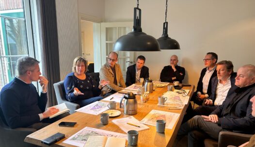 Foto van gesprek aan tafel